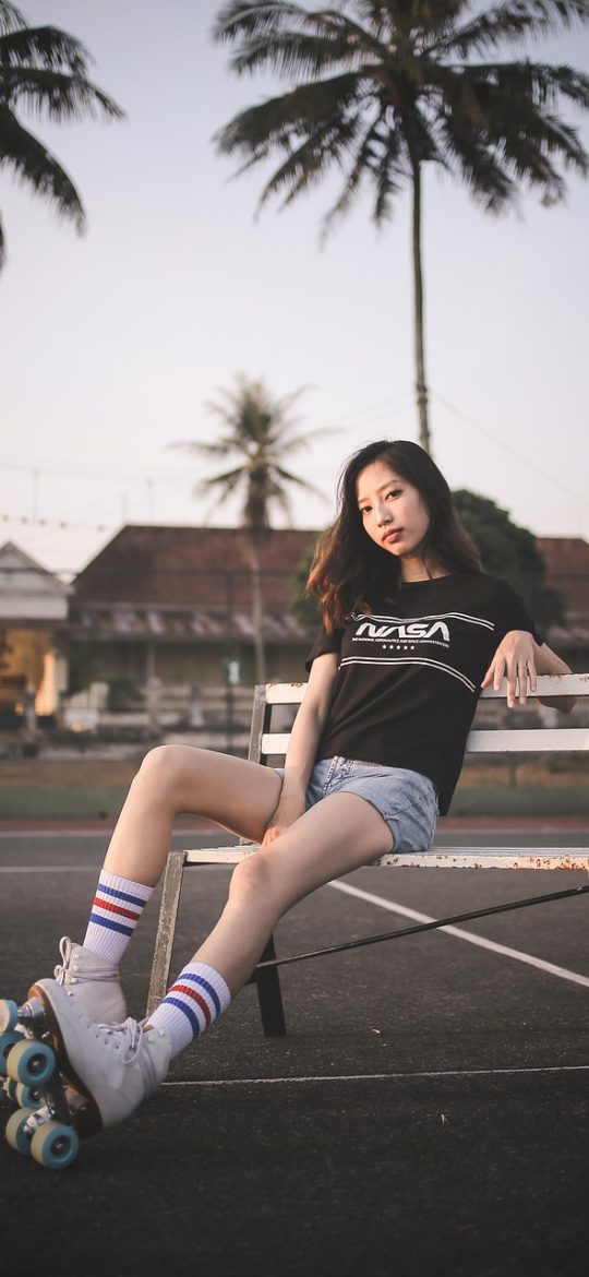 云视听小电视首页界面截图，深色背景上排列着多张影片海报，每张封面右下角带有时长角标与热度标记